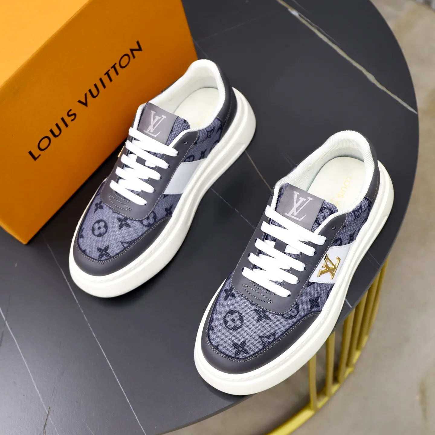 Ex-factory price: 420💰🙅‍♂️🙅‍♂️🙅‍♂️ Brand: LV Louis Vuitton Standard code: 38-44 (45 customized) Grade: Same as the official website Material: Original cowhide splicing fabric Comfortable cowhide lining Increased lightness, wear-resistant and soft outsole Style category: Men's fashionable casual shoes Running sneakers Distinguished luxury brand elements Top luxury Color: actual picture color